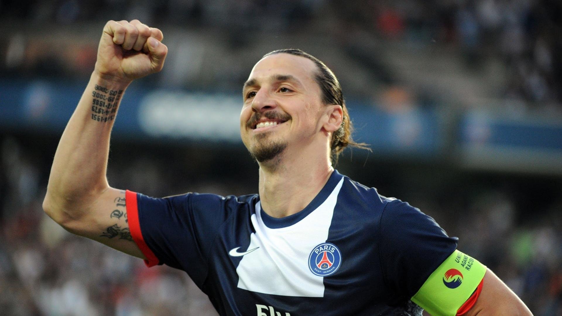 “高新体育中心:健力运动员挑战极限,举重赛事燃爆全场”